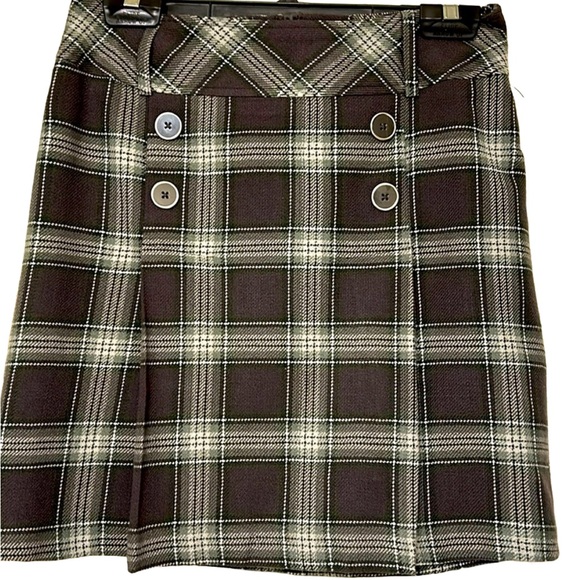 Plaid skirt with front buttons detail. Can be worn with or without a belt. - Picture 1 of 5